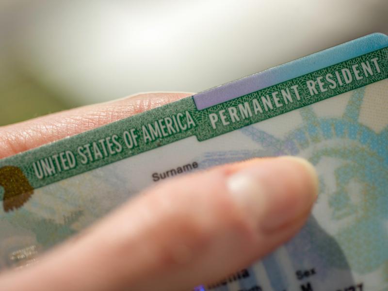 Con có thẻ xanh bảo lãnh cha mẹ định cư Mỹ được không?